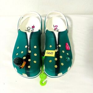 Crocs X Netflix Squid Game Classic Clog Mens Size 13 NWT Dark Green with Jibbitz